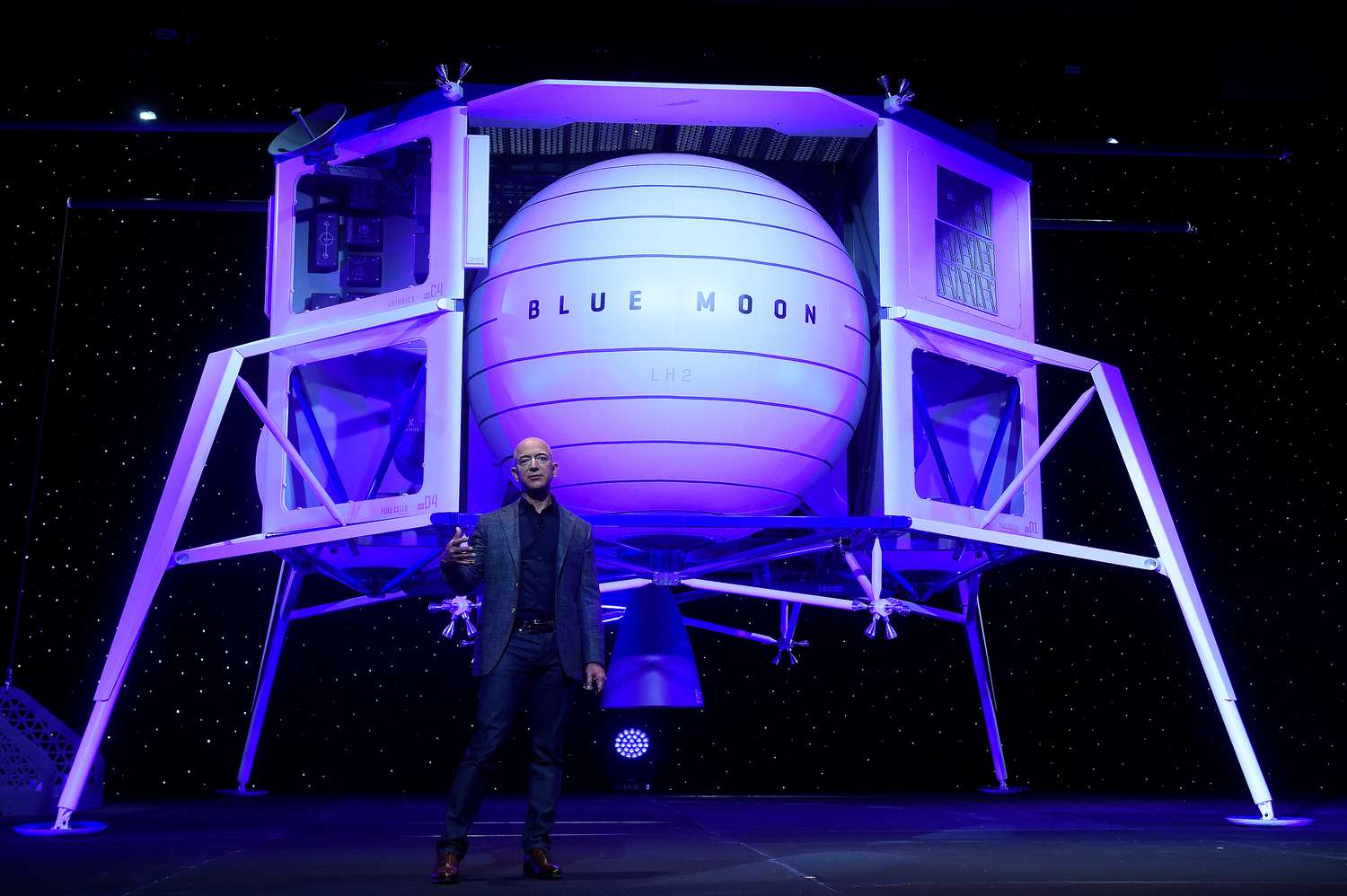 Jeff Bezos, el hombre más rico del mundo, presenta módulo para misión a la Luna