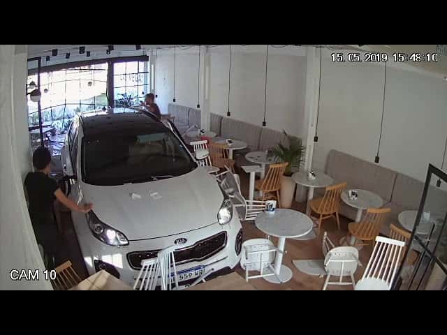 Las cámaras de seguridad del lugar registraron el momento en que un automóvil se mete de lleno en un bar