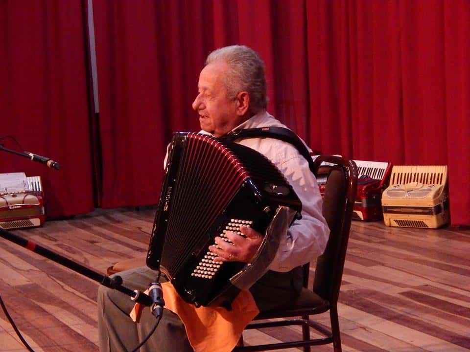 Osvaldo Chiappesoni y el acordeón, un instrumento que eligió para llevar adelante una forma de vida que le valió innumerables amigos