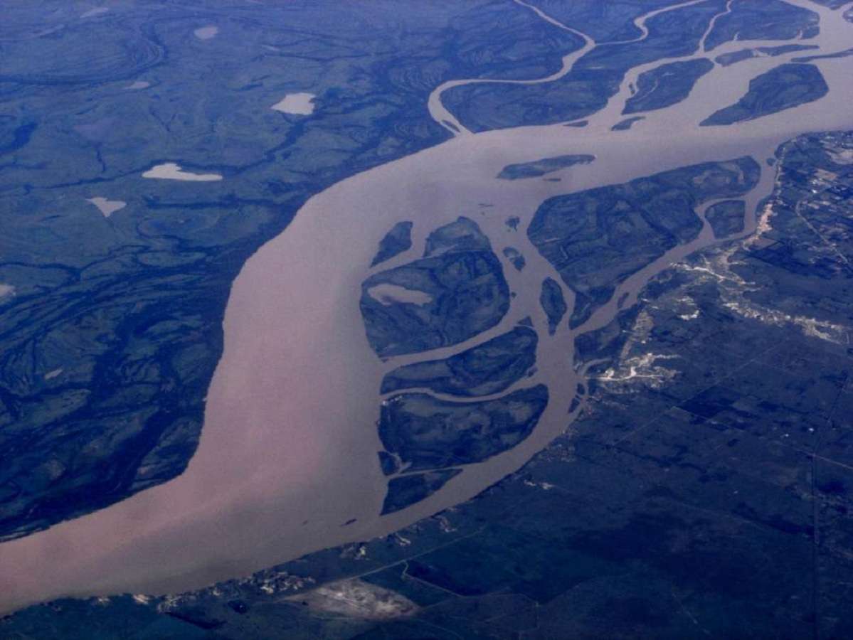 Voluntario de Greenpeace promueve campaña de eliminación de plásticos en el río Paraná