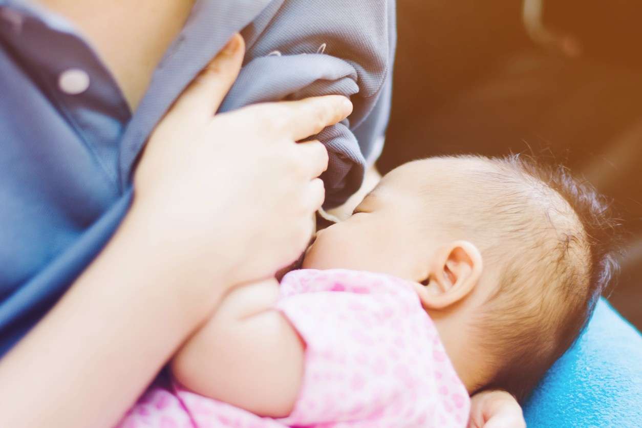 Compartimos 3 consejos para ayudarte a amamantar en público a tu bebé