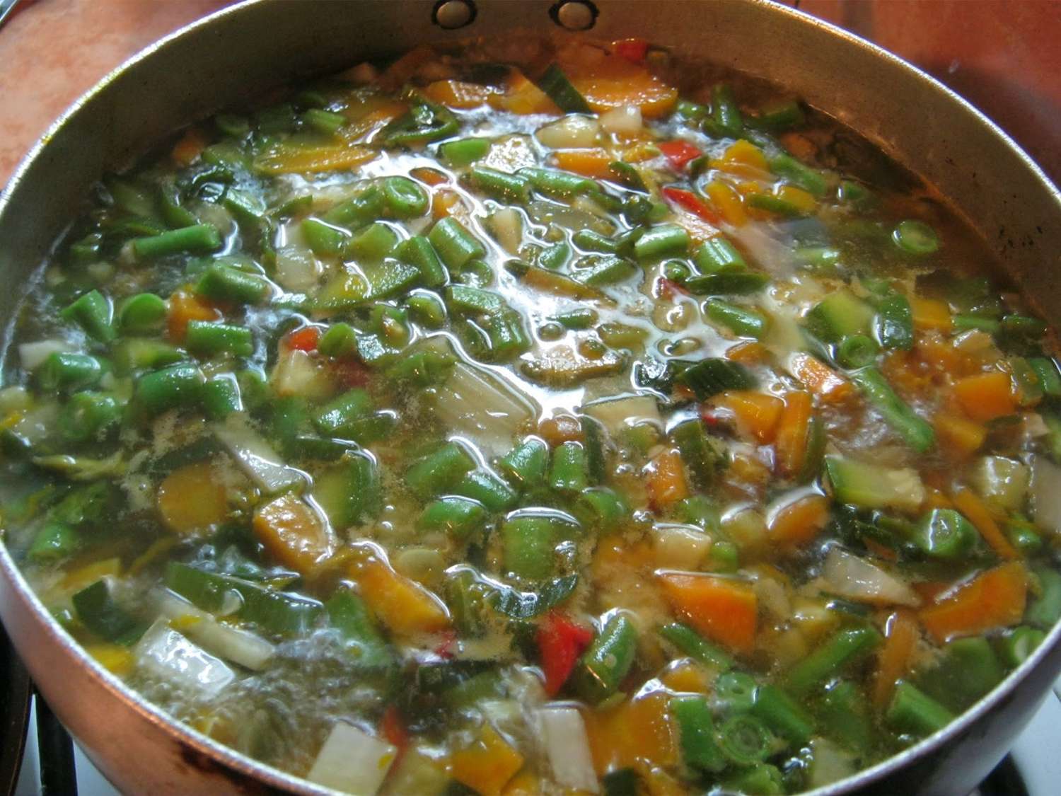 Receta para preparar una rica sopa de pollo con verduras