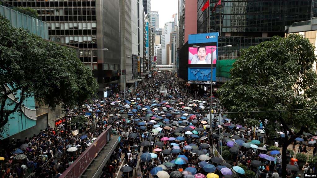 Protestas pro-democracia continúan en Hong Kong, pese a prohibición