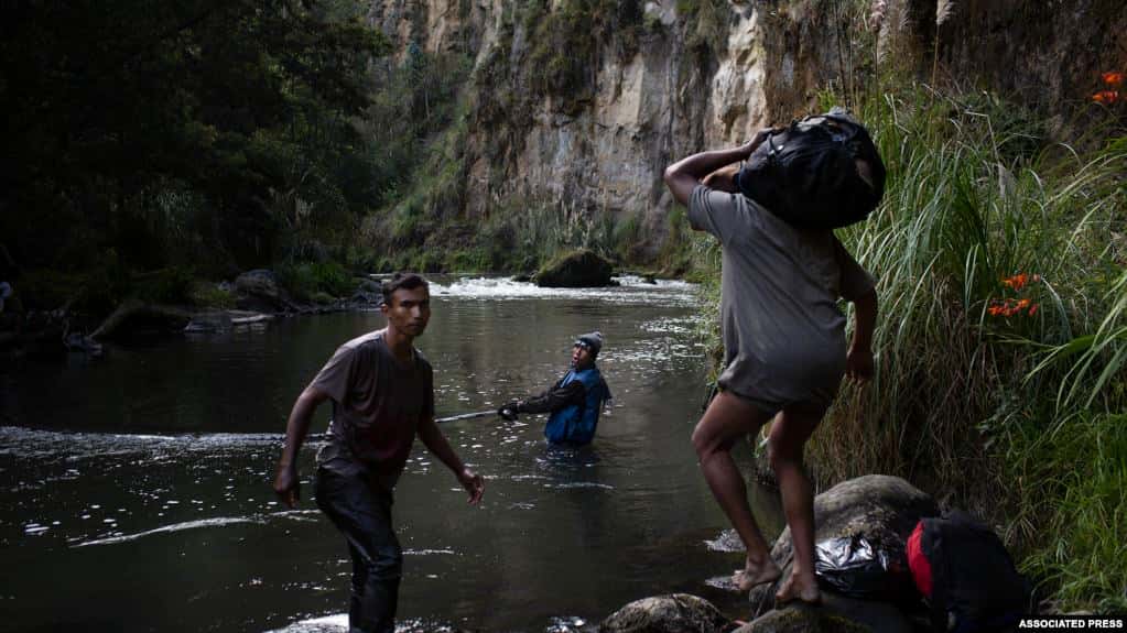 Venezolanos evaden frontera de Ecuador por pasos irregulares