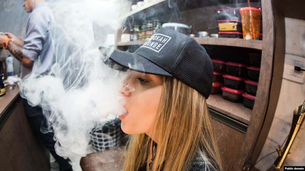 Los jóvenes que usan cigarrillos electrónicos tienen más probabilidades de pasar a la marihuana