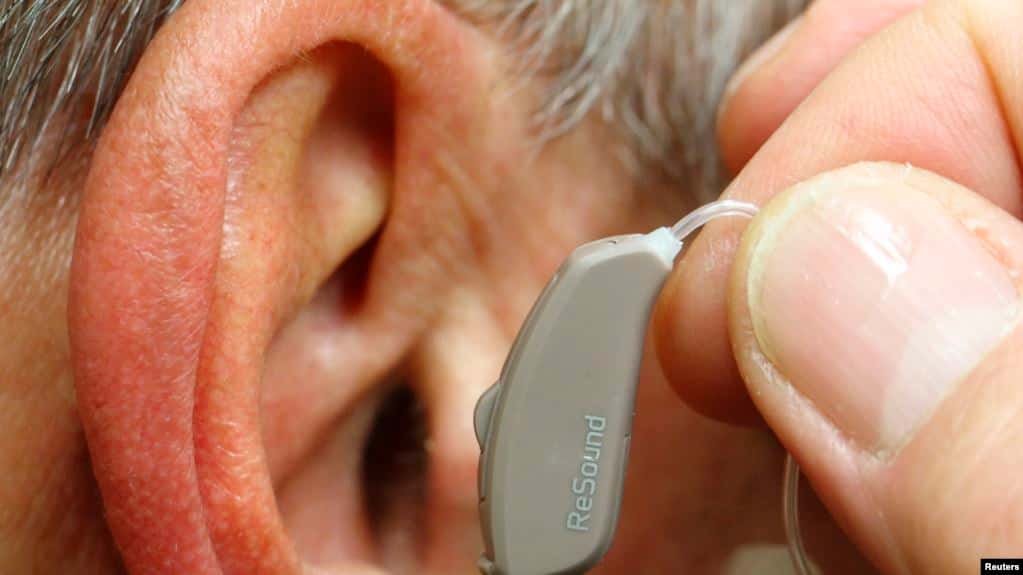Un estudio relaciona la pérdida auditiva en la mediana edad con la demencia