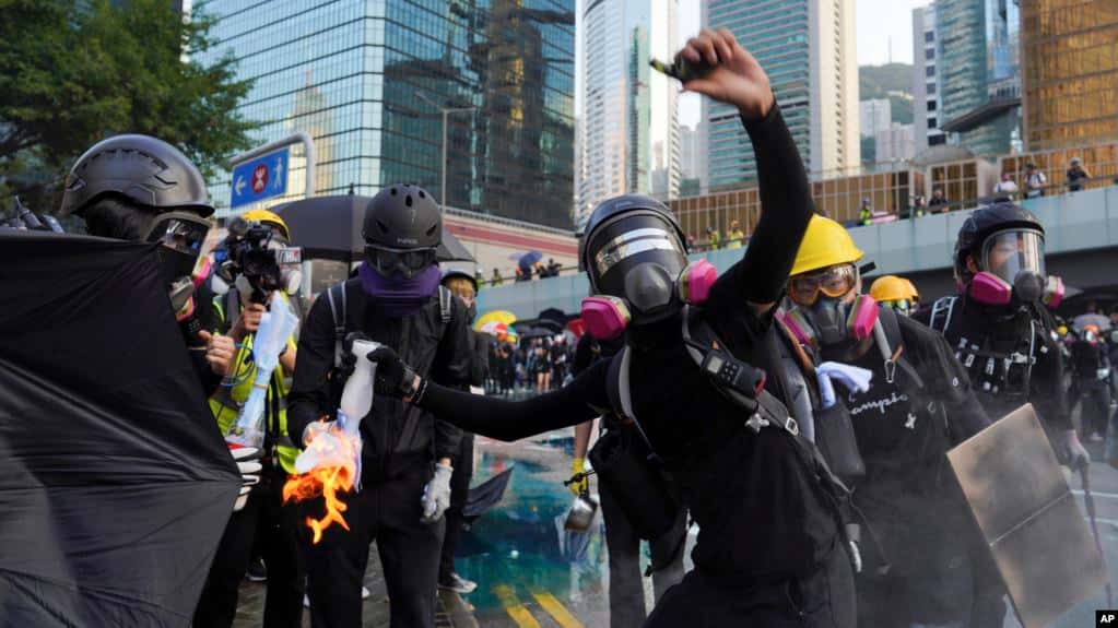 Hong Kong busca la calma tras violentas protestas que dejó heridos y detenidos