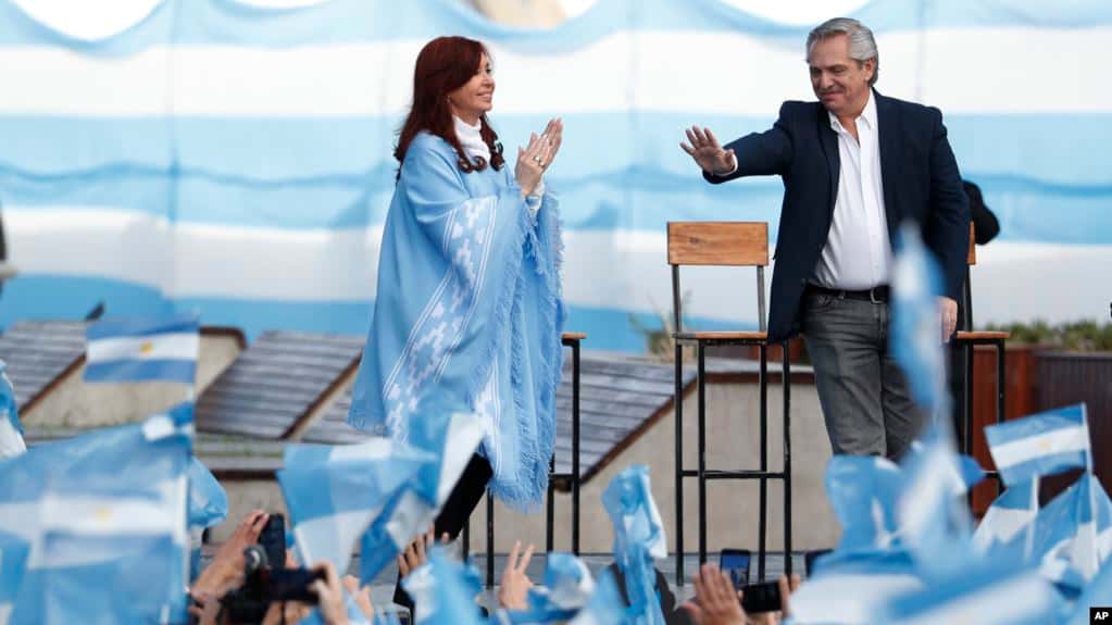 Los Fernández cerraron la campaña electoral proclamando el fin del neoliberalismo en Argentina