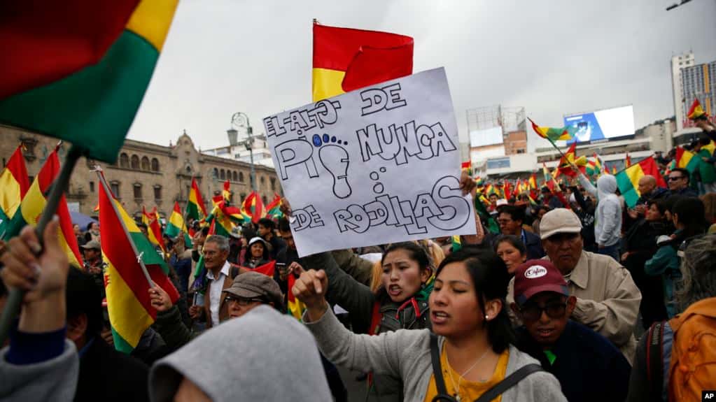 Manifestantes bloquean calles en protesta por resultados en elecciones bolivianas