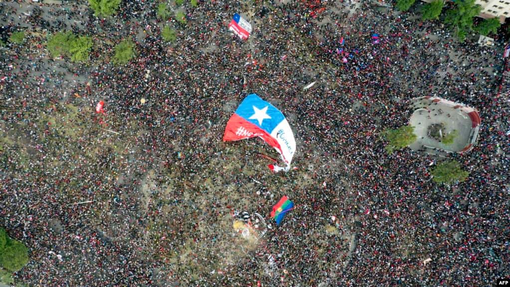 Ejército de Chile levanta toque de queda, Piñera pide renuncia a ministros