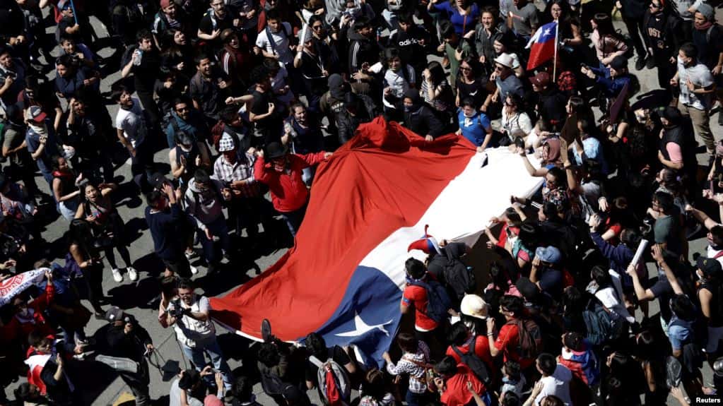 Piñera pide «perdón» y busca conciliar a Chile tras las protestas