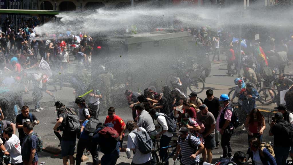 Chile: continúan protestas, menor de 4 años entre víctimas de la violencia