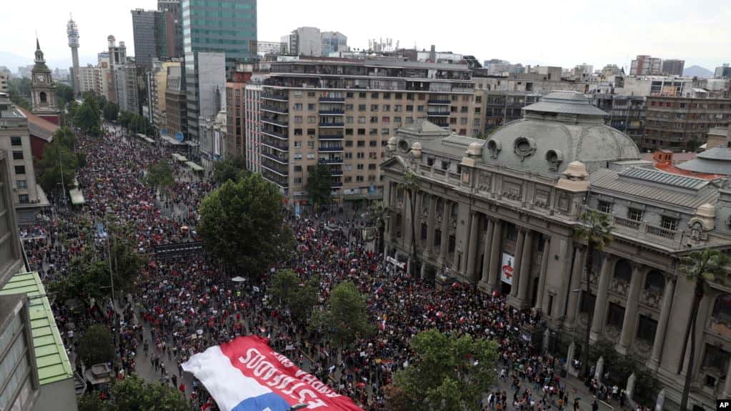 Evacuan Congreso chileno en medio de disturbios