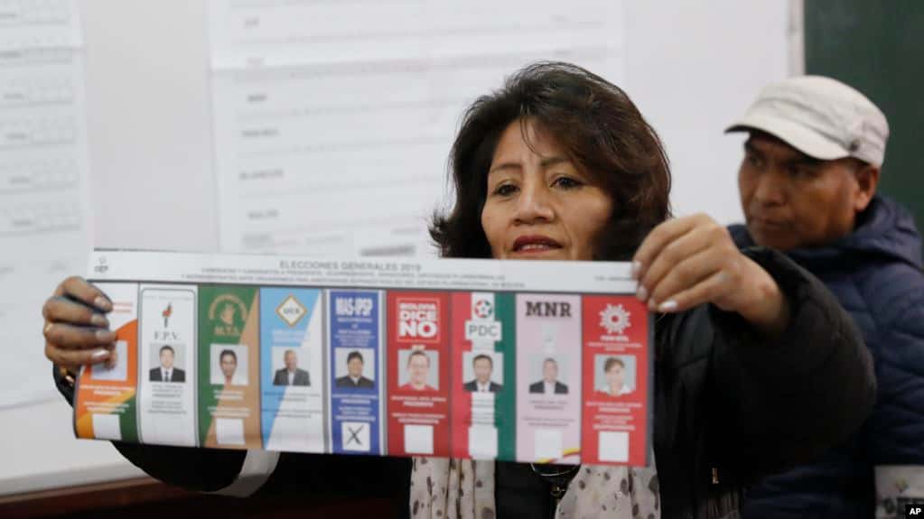 Bolivia polarizada: Morales lidera elecciones pero habría segunda vuelta con Mesa