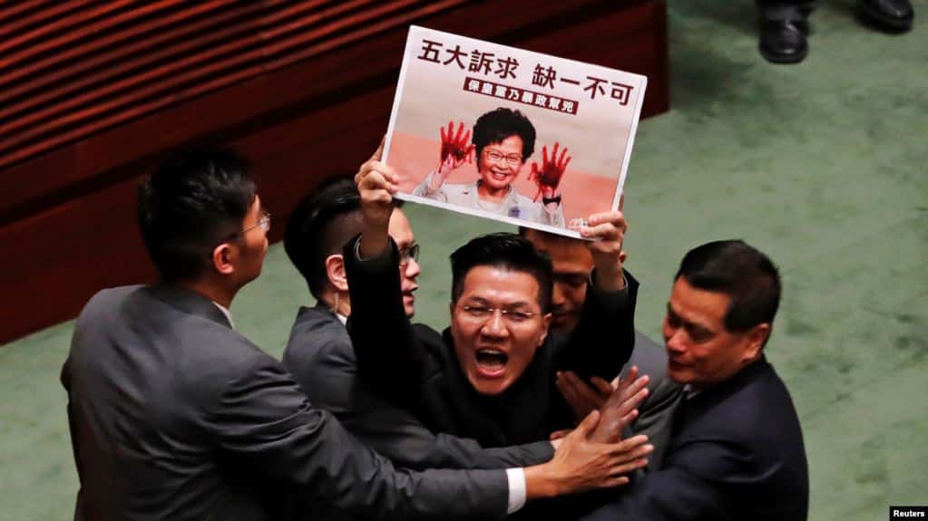 Caos en la legislatura de Hong Kong tras ataque a líder de las protestas