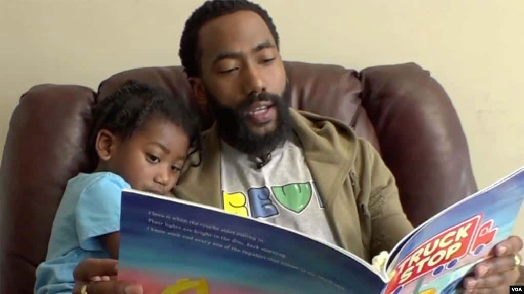 Los niños se relacionan más con sus padres cuando les leen historias de libros en lugar de digitales