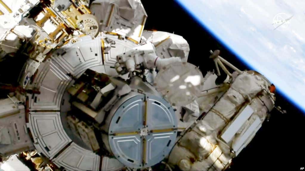 NASA adelanta caminata espacial de mujeres