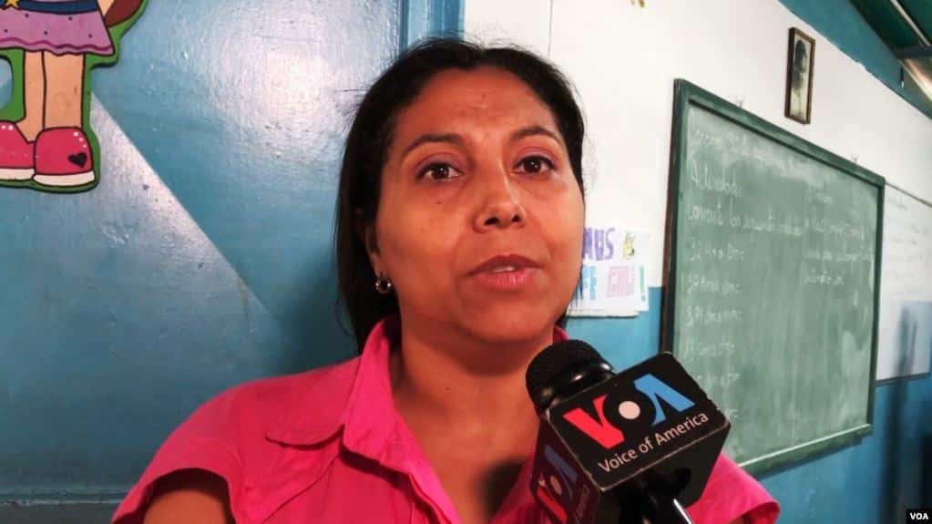 Padres venezolanos asumen como docentes por falta de maestros