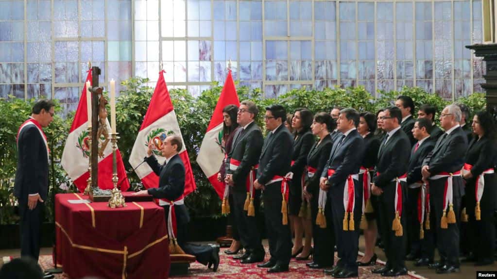 Presidente de Perú juramenta gabinete tras disolver Congreso