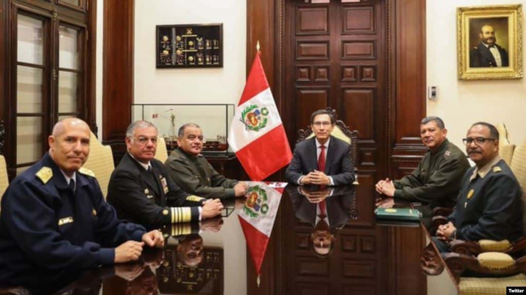 Presidente depuesto de Perú recibe apoyo del ejército y la policía