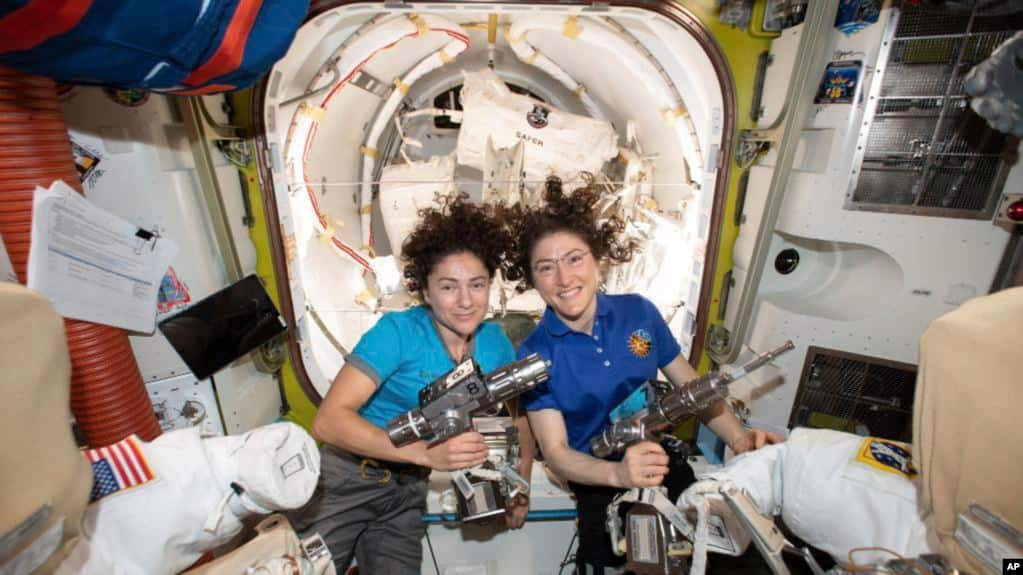 Primer equipo femenino de caminatas espaciales hace historia