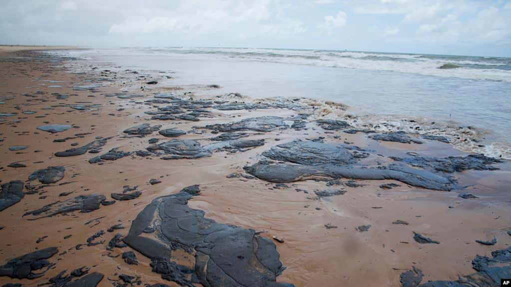 Brasil dice que crudo derramado en sus playas es de Venezuela