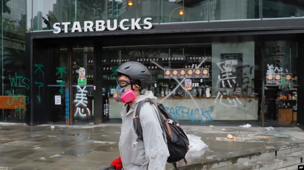 Más protestas en Hong Kong, dos procesados por llevar máscaras