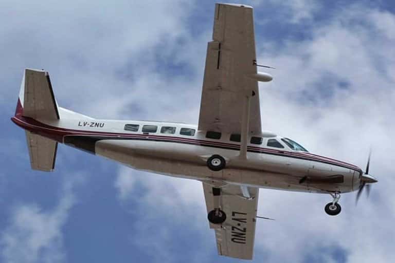 Un avión con una menor a bordo que se desangraba debió aterrizar de emergencia en Concordia