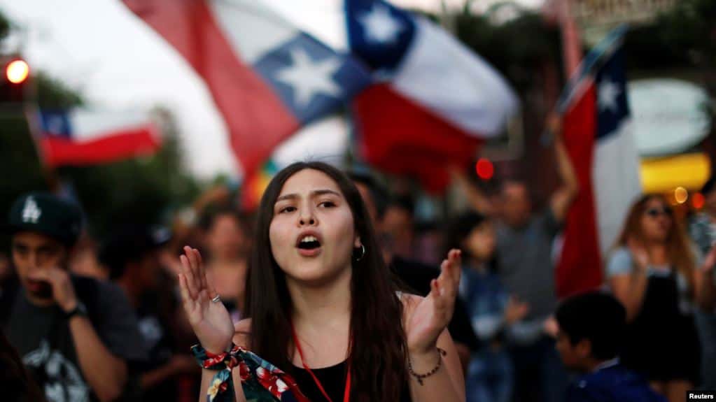 Chile: El gobierno anuncia que trabajará en una nueva Constitución para frenar las protestas