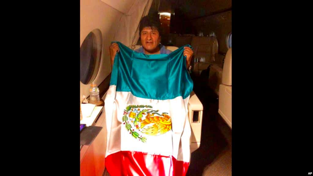 Evo Morales se refugia en México, fuerzas del orden intentan controlar caos
