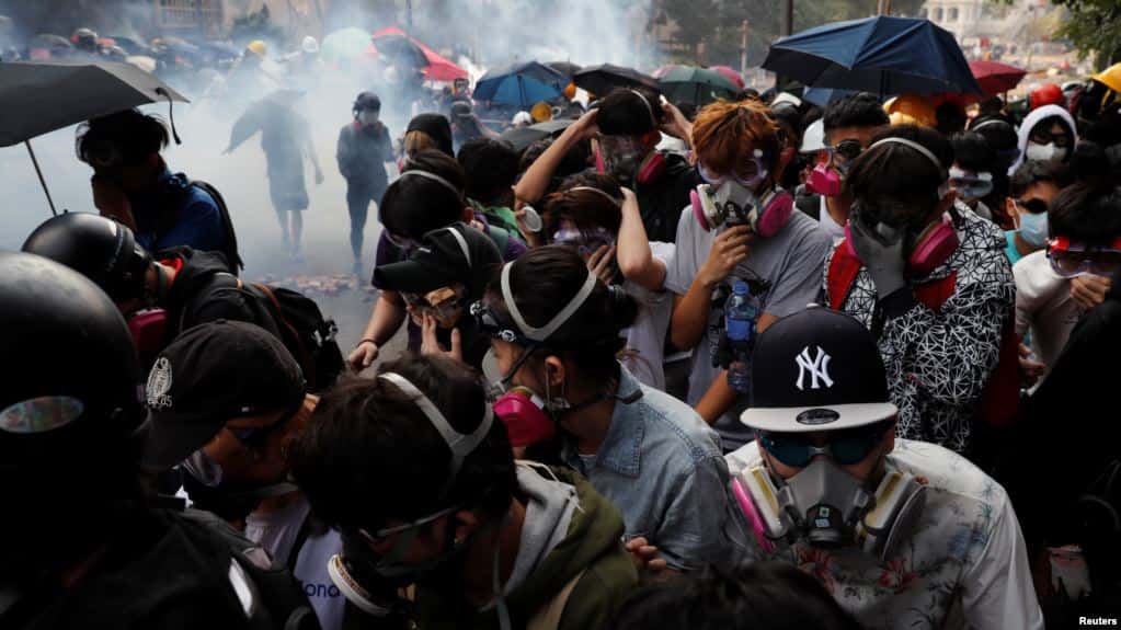 Hong Kong: Policía lanza gas lacrimógeno y balas de gomas a manifestantes