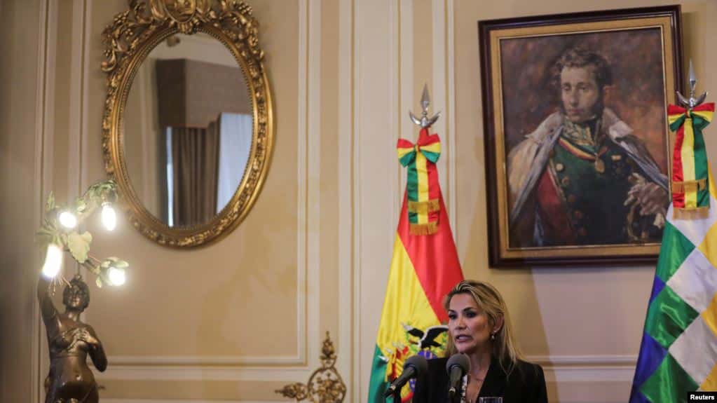 Presidenta interina de Bolivia trata de regresar al orden constitucional en medio de protestas