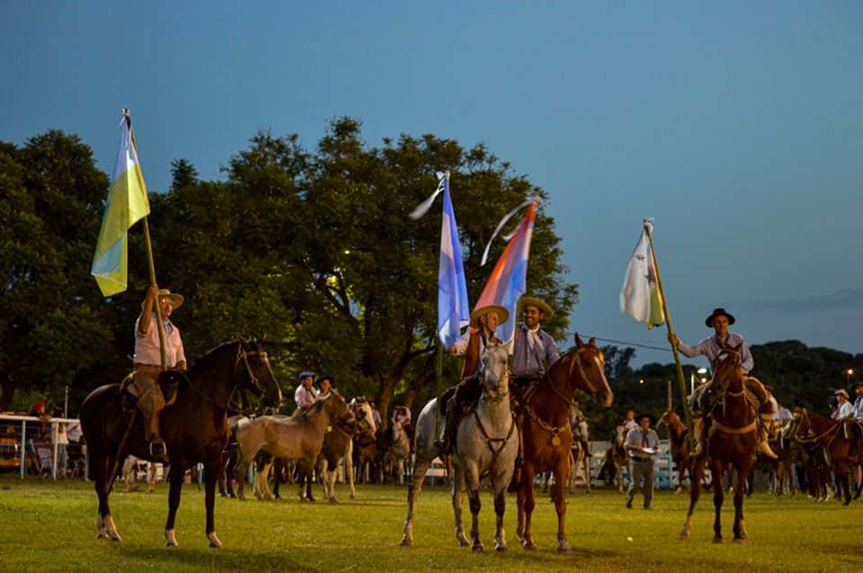 Fotos: El Campo de Jineteada «Lisardo Gieco» mostró las primeras montas del Festival