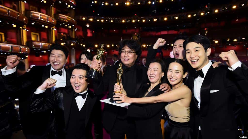 “Parasite” gana mejor película y hace historia en los Oscar