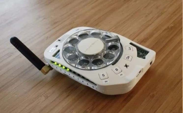 Una ingeniera inglesa fabricó un teléfono celular con disco giratorio como los antiguos