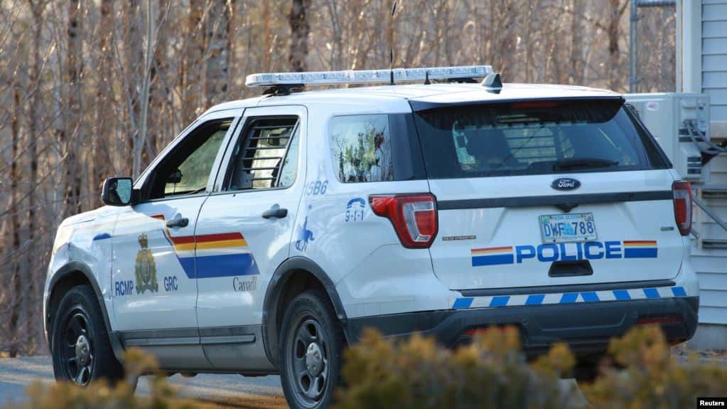 Hombre disfrazado de policía mata a 18 personas en Canadá