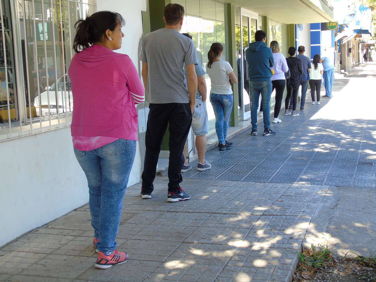 Coronavirus: reunión de urgencia en Olivos para ordenar el pago en bancos