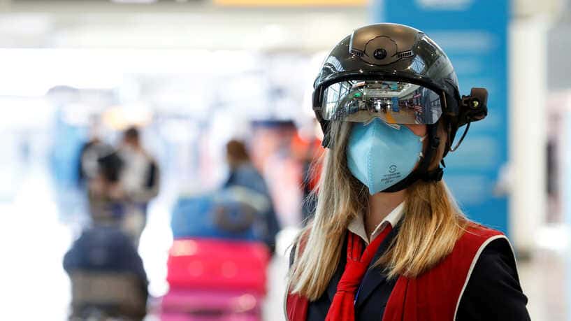 ‘Cascos inteligentes’ en aeropuerto de Roma controlan temperatura de los pasajeros