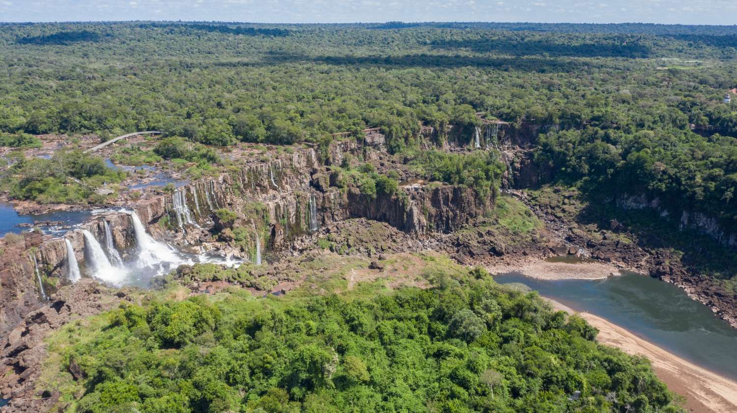 Sin agua ni turistas, el panorama que hoy muestran las Cataratas del Iguazú
