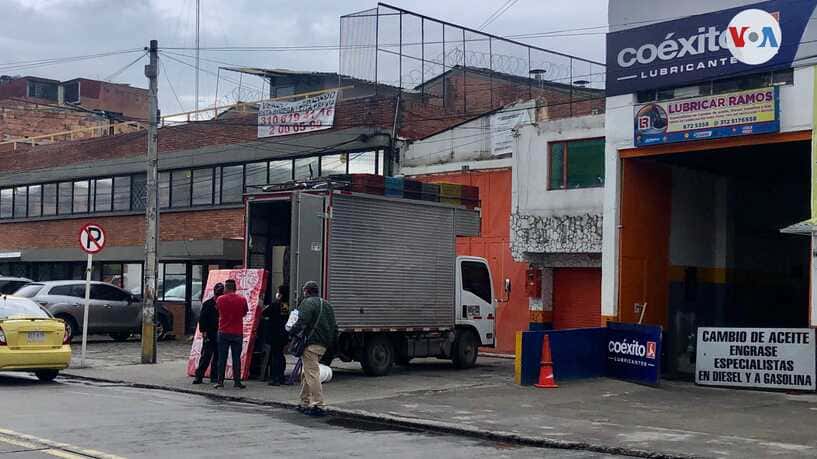 Entre deudas y esperanza: empresarios reabren de a poco negocios en Colombia