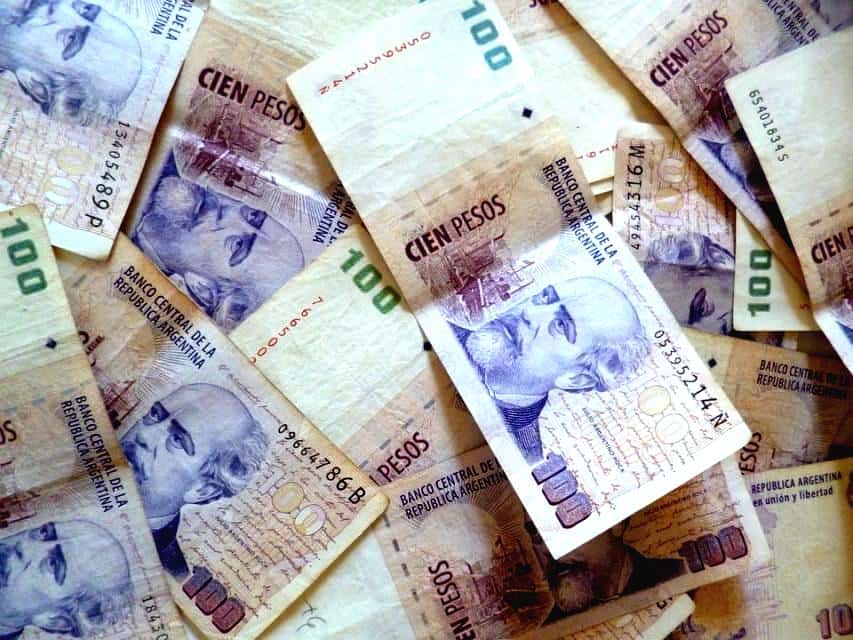 Los argentinos huyen de los pesos y la rotación monetaria se acerca a los niveles de la hiperinflación