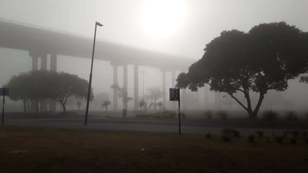 Cierran el tránsito en el Puente Victoria-Rosario por la escasa visibilidad que provoca la niebla
