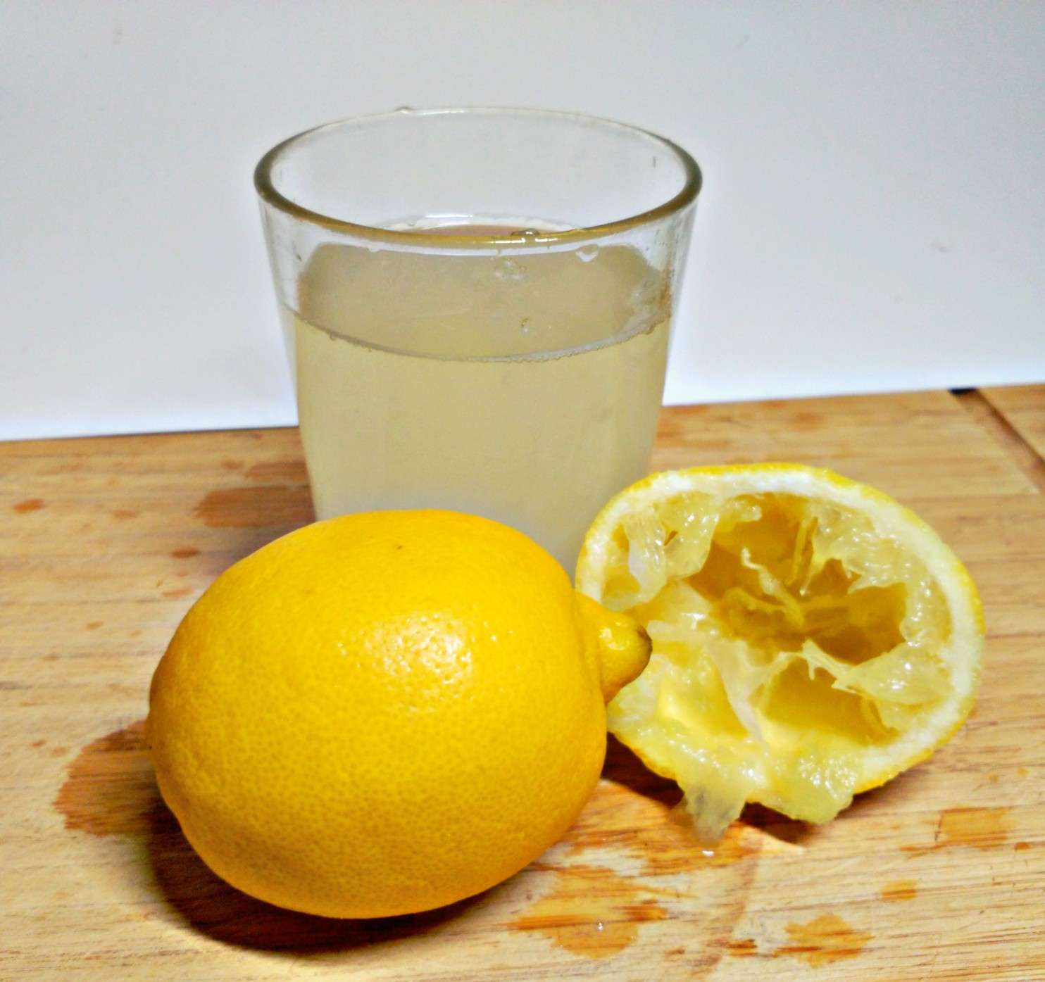 Los beneficios de tomar agua tibia con limón