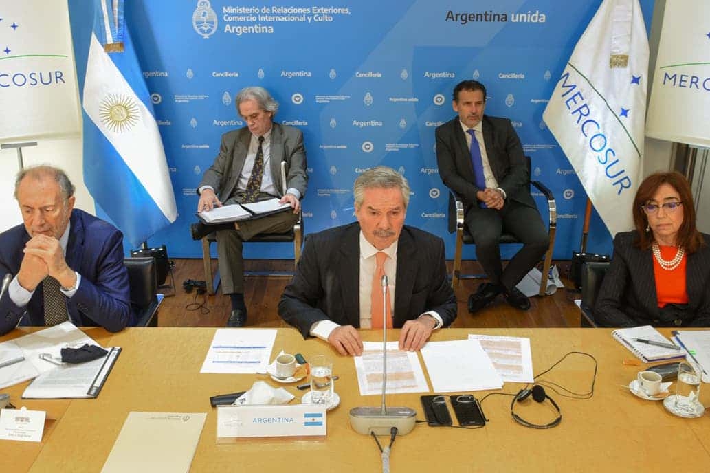 Felipe Solá ratificó que la Argentina no abandonará las negociaciones externas del Mercosur