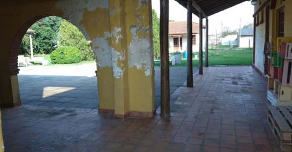 El deteriorado edificio de la Escuela Secundaria Nº7 no brinda las condiciones sanitarias para el regreso a clases