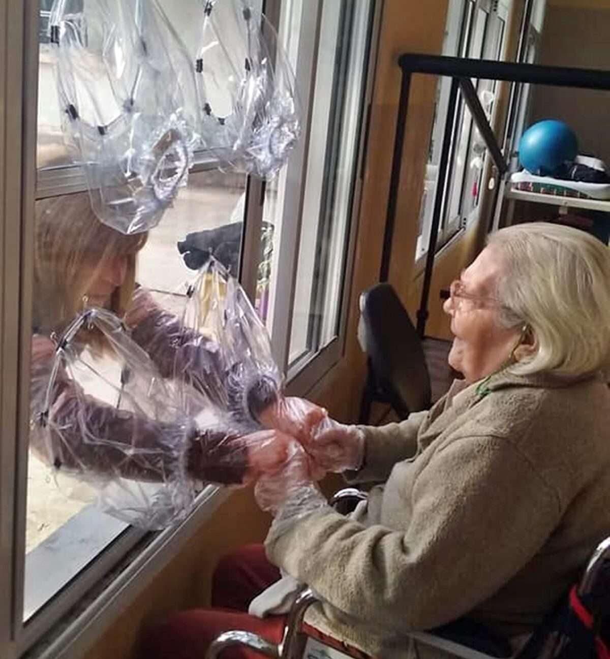 Dispusieron una ventana intervenida en el geriátrico de Victoria para que los adultos mayores vean a sus familiares