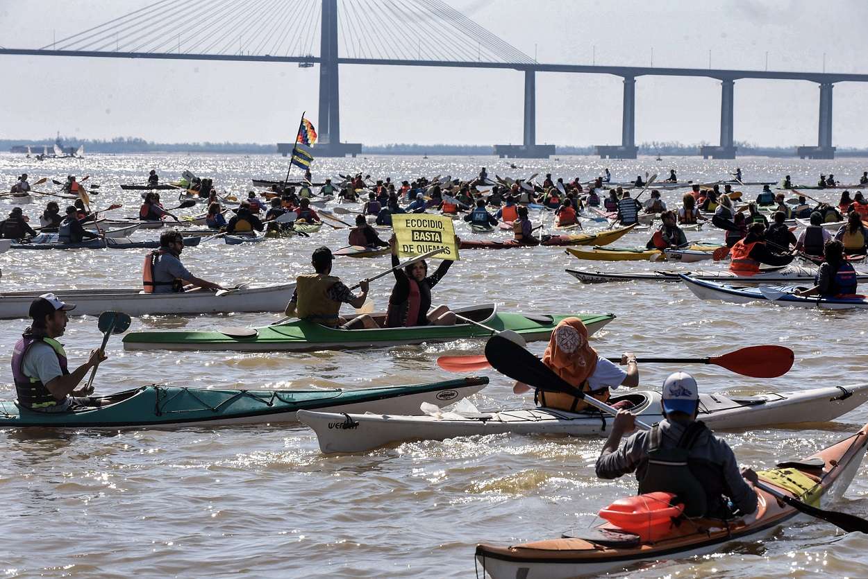 300 kayaks en el río Paraná para exigir la protección de  los humedales