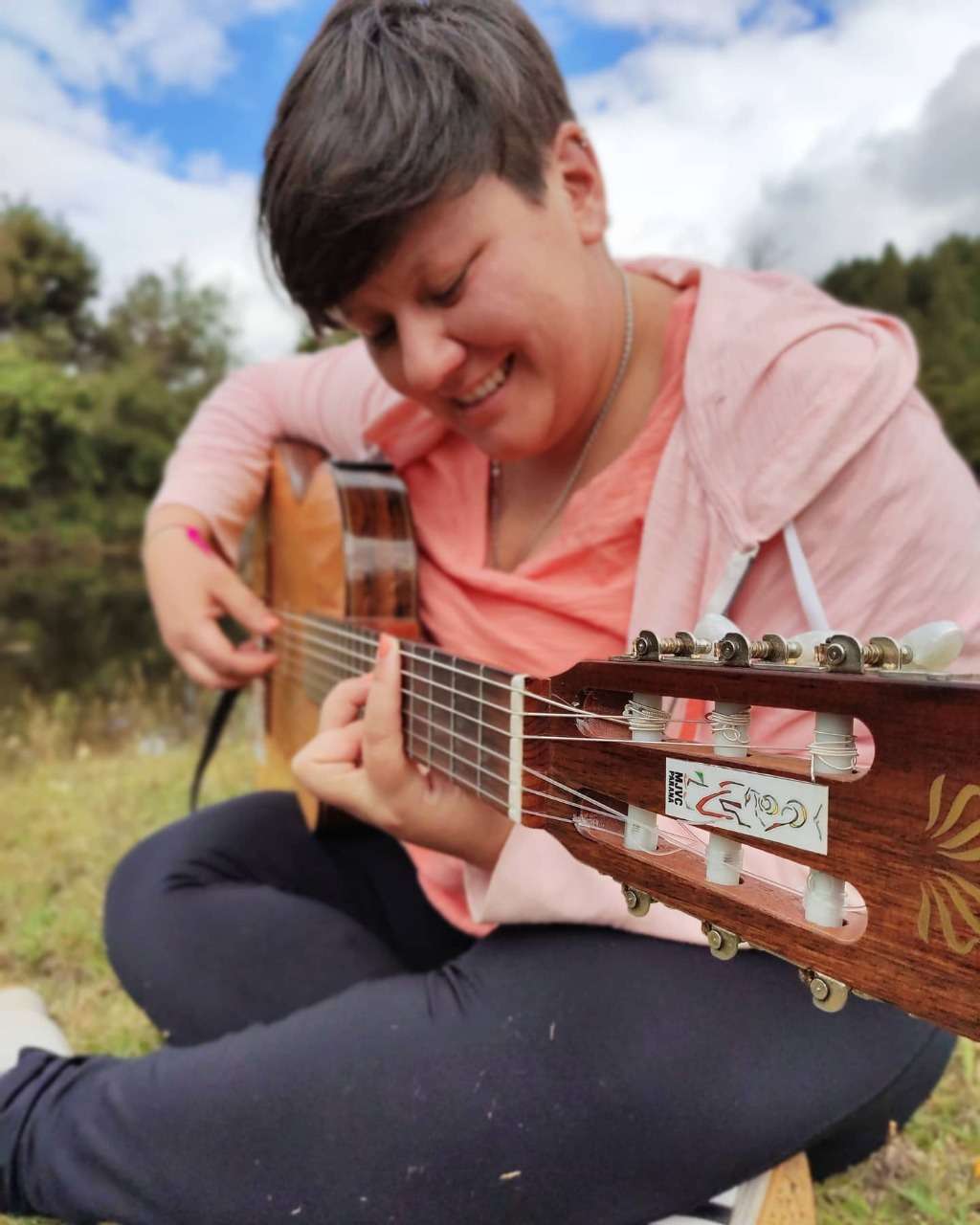 Camila Somer, una muchacha y su guitarra por tierras cafeteras