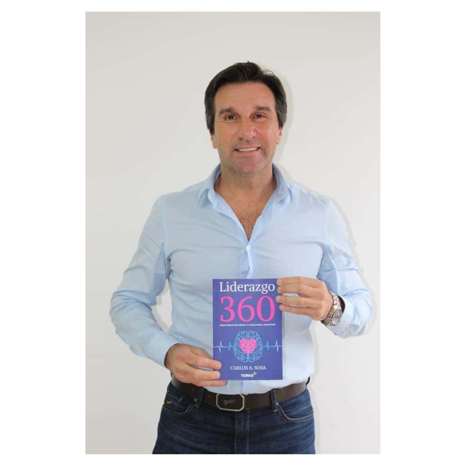 El contador Carlos Sosa lanzó su primer libro