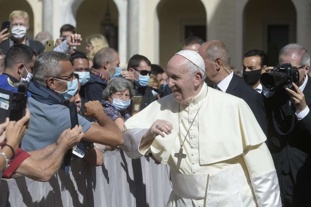 Papa advierte contra búsqueda de beneficios políticos y económicos de la pandemia